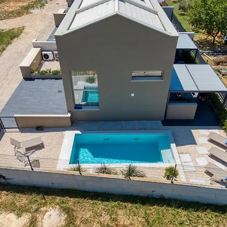 Rest Nest With Private Pool